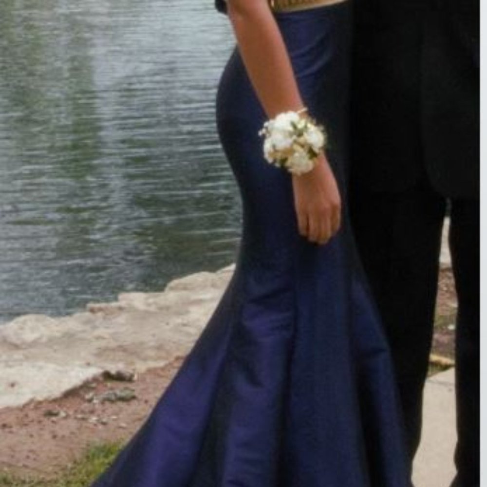 Navy blue Mac Duggal gown - Picture 3 of 4